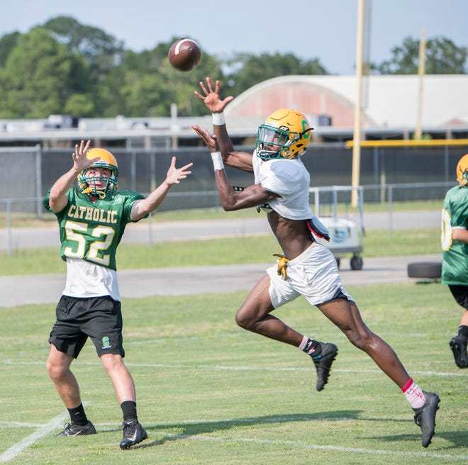 ce2a64db-9b47-42af-a604-31faa57e4736-Catholic_football-010